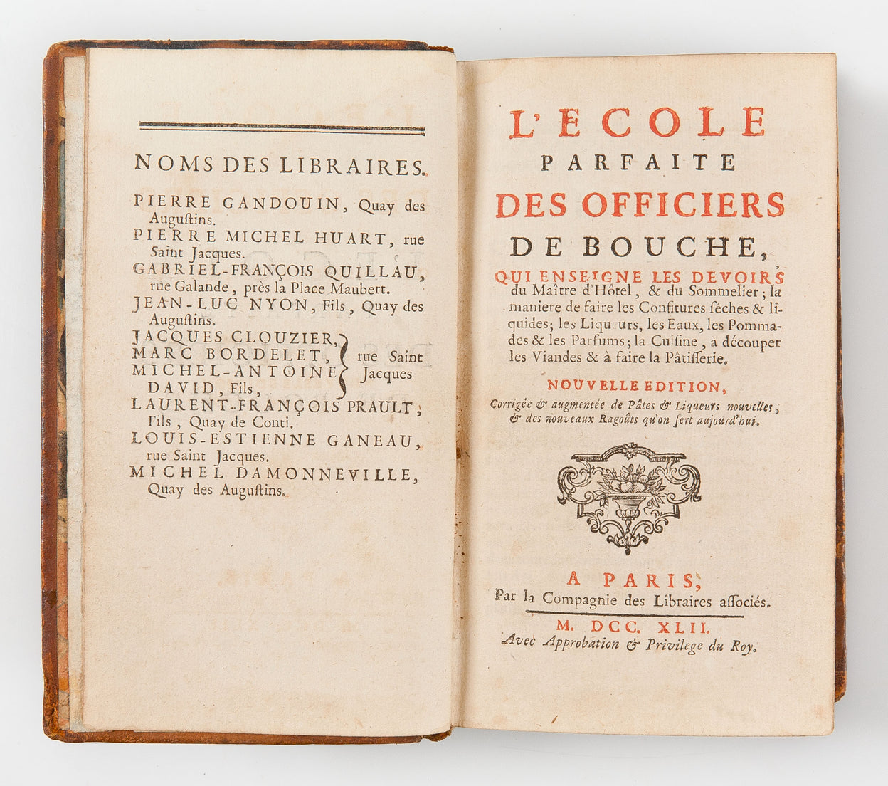 L'Ecole Parfaite des Officiers de Bouche, qui Enseigne les Devoirs du Maître d'Hôtel, & du Sommelier; la maniere de faire les Confitures seches & liquides; les Liqueurs, les Eaux, les Pommades & les Parfums; la Cuisine, à découper les Viandes & à faire la