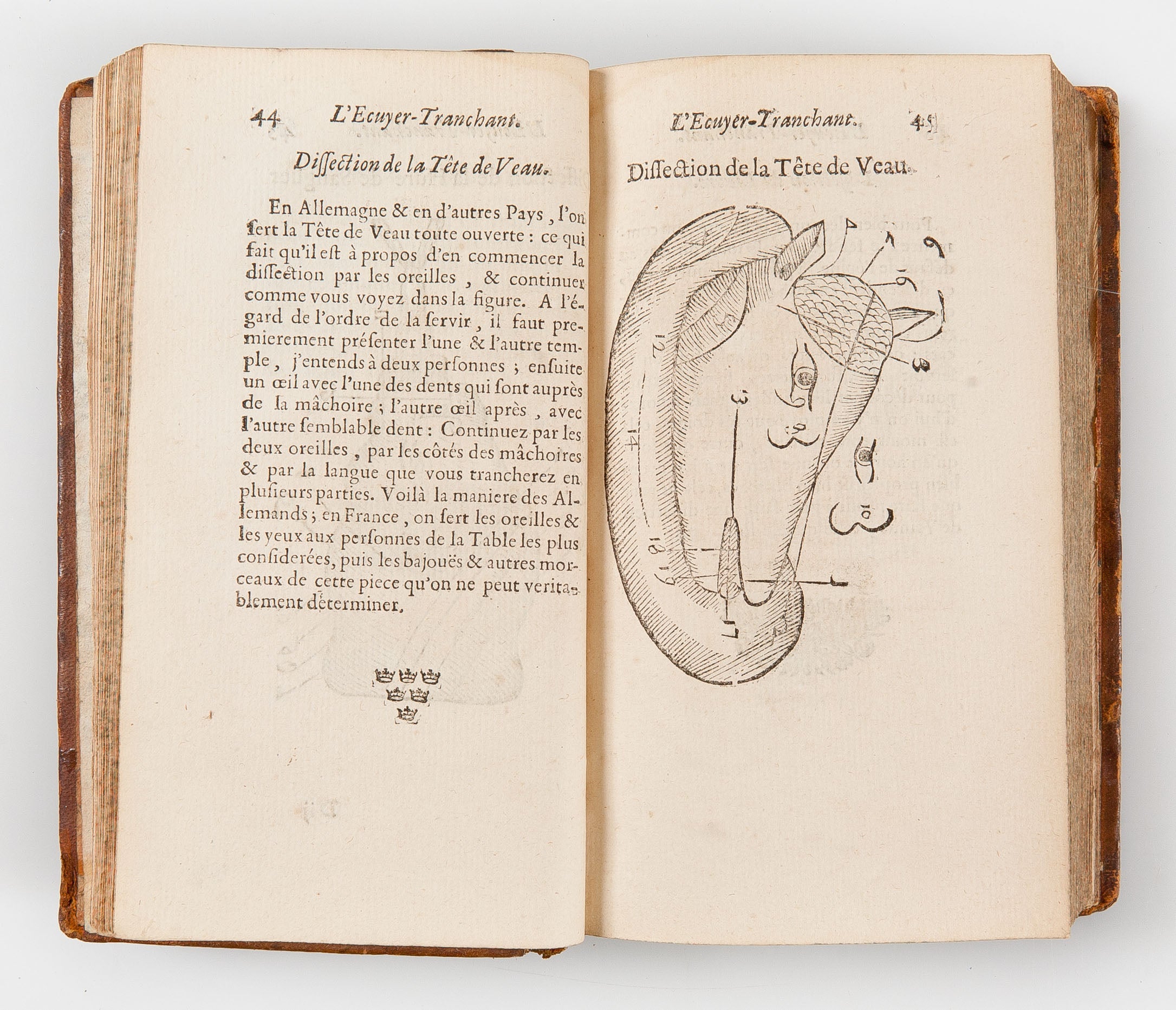 L'Ecole Parfaite des Officiers de Bouche, qui Enseigne les Devoirs du Maître d'Hôtel, & du Sommelier; la maniere de faire les Confitures seches & liquides; les Liqueurs, les Eaux, les Pommades & les Parfums; la Cuisine, à découper les Viandes & à faire la