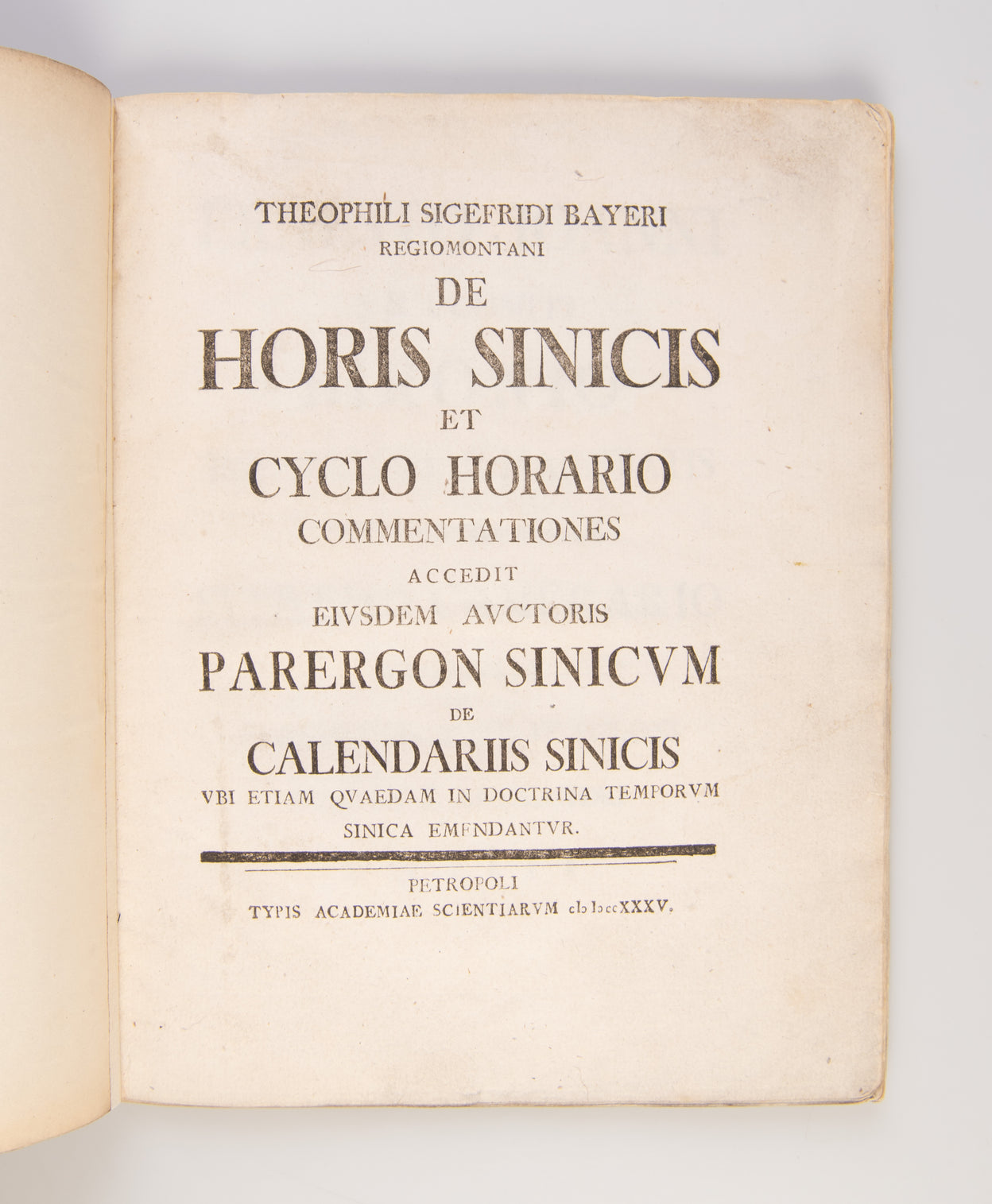 De horis sinicis et cyclo horario commentationes accedit eiusdem auctoris Parergon sinicum de calendariis sinicis ubi etiam quaedam in doctrina temporum sinica emendantur. [Commentaries on Chinese hours and their hourly cycle...].