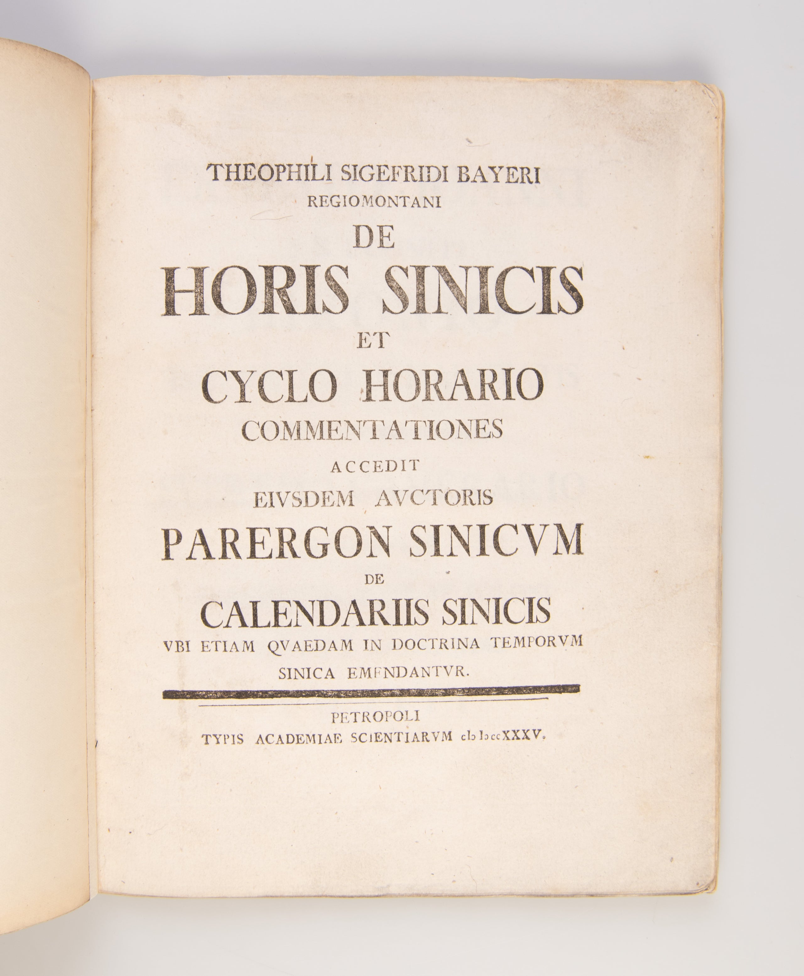 De horis sinicis et cyclo horario commentationes accedit eiusdem auctoris Parergon sinicum de calendariis sinicis ubi etiam quaedam in doctrina temporum sinica emendantur. [Commentaries on Chinese hours and their hourly cycle...].