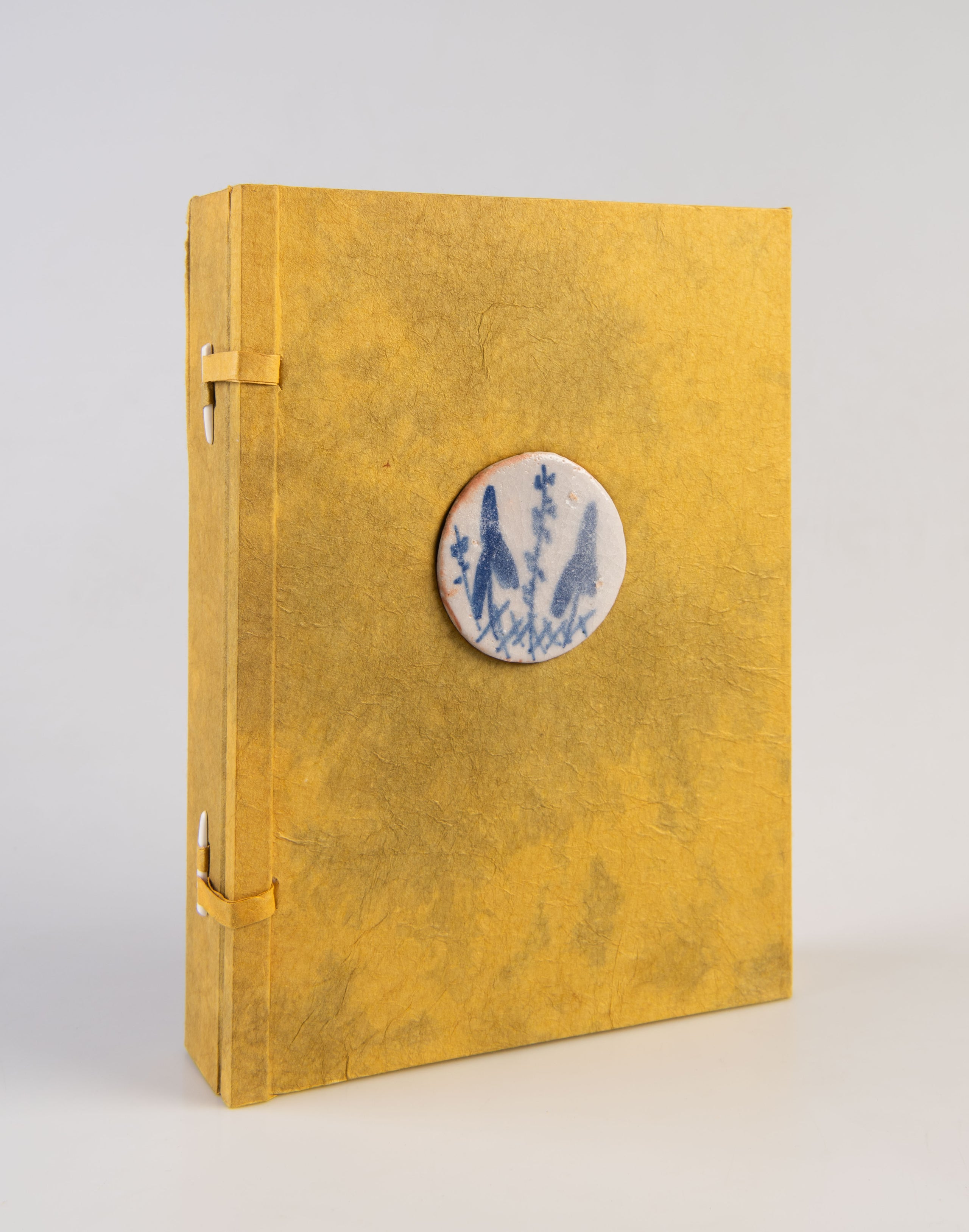 Ai ori to ishizara [Indigo dye and Stoneware pottery].