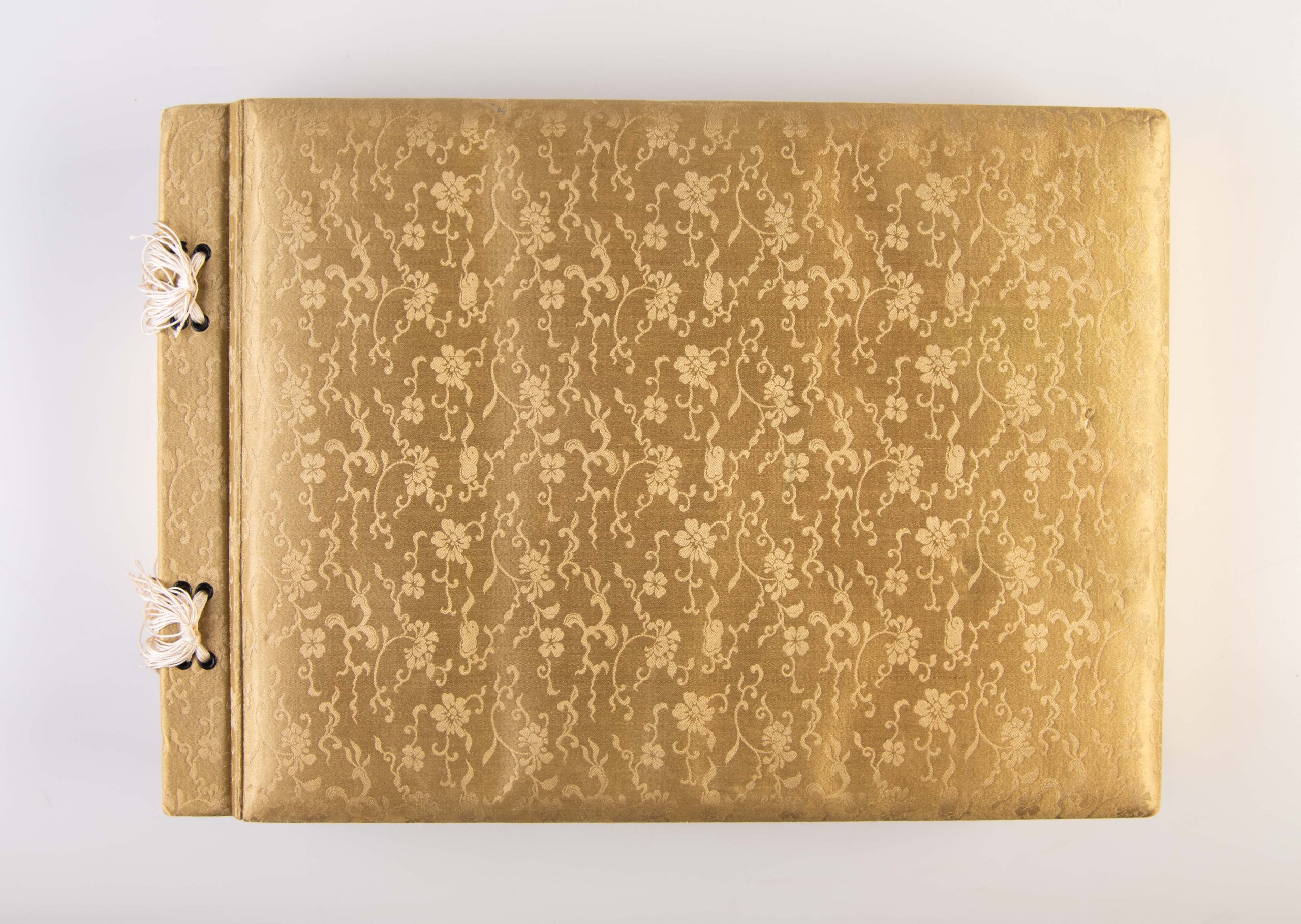 Photographs of articles exhibited in honour of their Royal Highnesses the Crown Prince and Princess of Sweden at Baron Mitsui's residence, 1926.