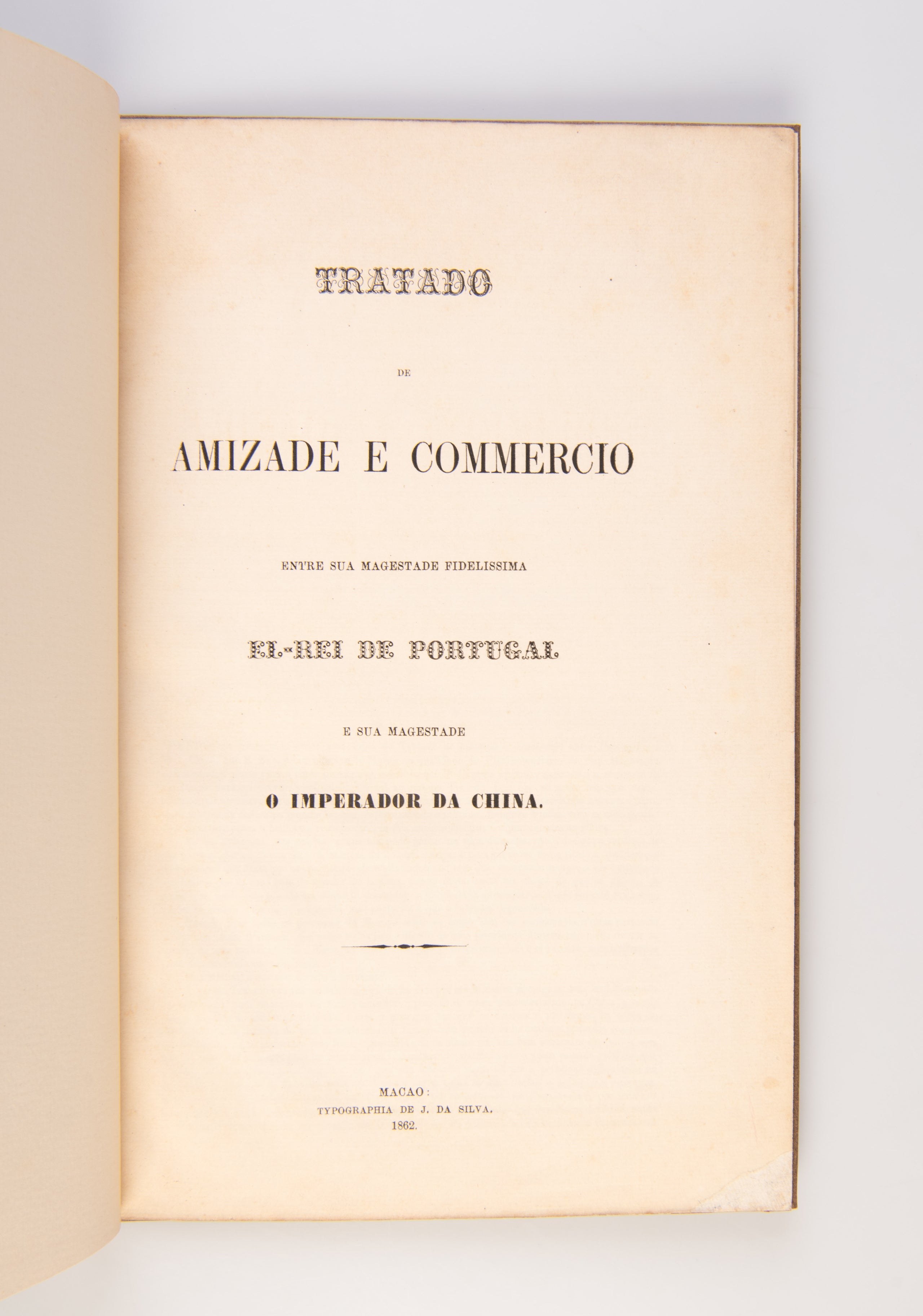 Tratado de amizade e commercio entre sua magestade fidelissima el-rei de Portugal e sua magestade o imperador da China - Treaty of Amity and Commerce between his most faithful Majesty the King of Portugal and his Majesty the Emperor of China.