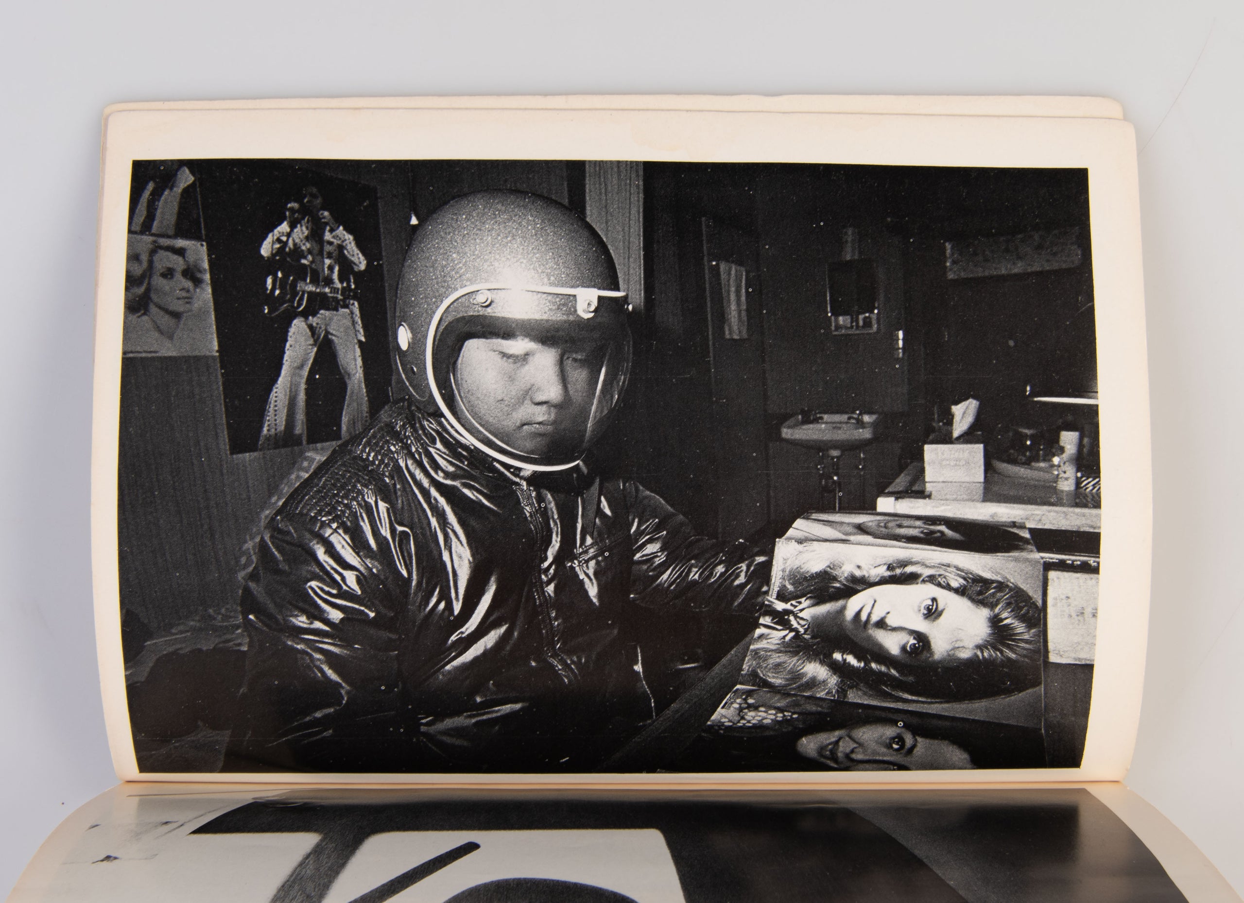 Shashin Hihyo [Photo Review].