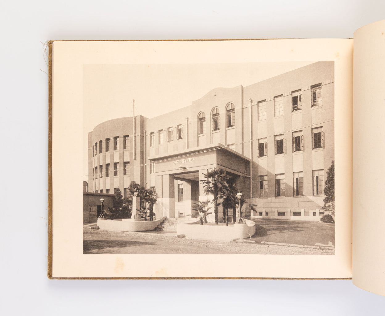 Tokyo Keisatsu Byoin shinchiku kinen. [Memorial Album of the Newly Built Tokyo Police Hospital].