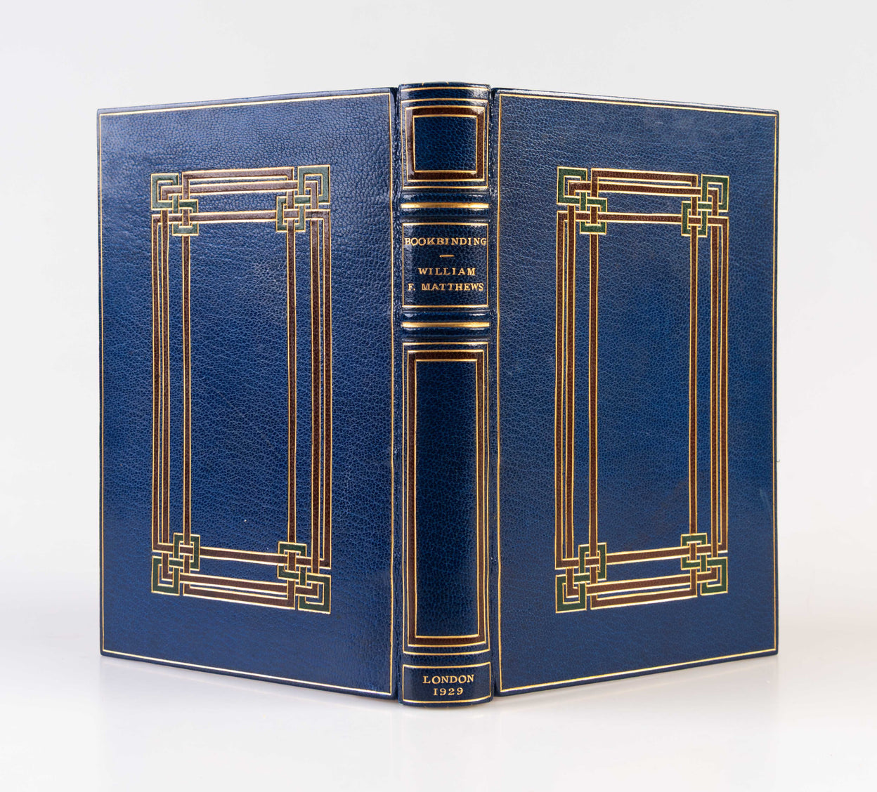 Bookbinding. A Manual for those interested in the Craft of Bookbinding.
