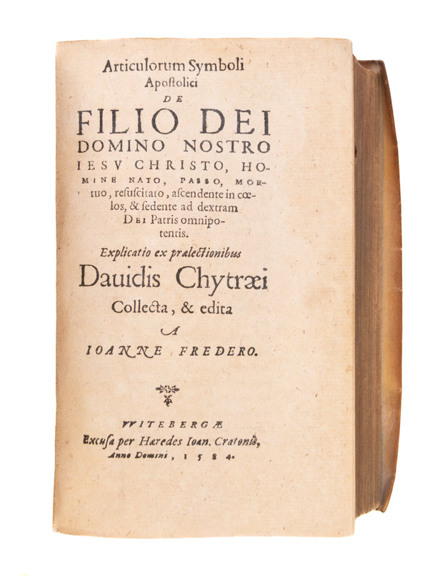 Articulorum symboli apostolici de filio dei domino nostro Iesu Christi... Explicatio ex praelectionibus Davidis Chytraei collecta, & edita a Ioanne Fredero. Wittenberg, excusa per haeredes Ioan. Cratonis, 1584. [Bound with:] De baptismo et eucharistia, ex